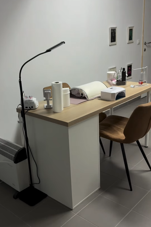 Shanaya aan het werk in Nagelstudio Naya